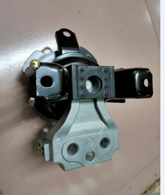 ENGINE MOUNTING INSULATOR