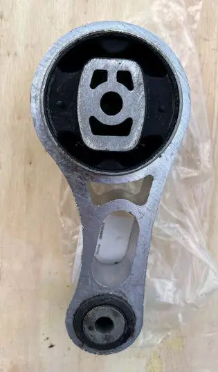 ENGINE MOUNTING INSULATOR