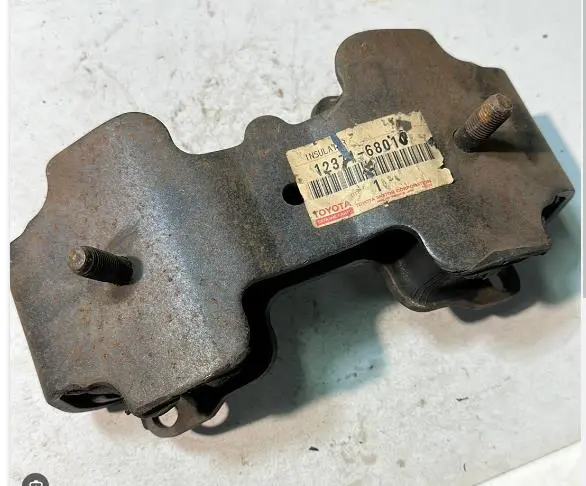 ENGINE MOUNTING INSULATOR