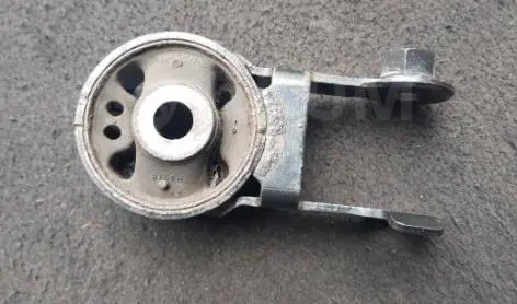 ENGINE MOUNTING INSULATOR